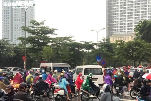 Mưa lớn đúng giờ đi làm, người Hà Nội chôn chân trên đường