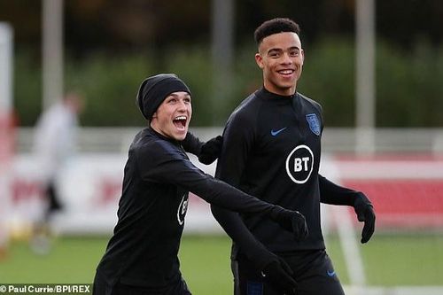 Coi thường dịch bệnh, sao trẻ MU và Man City dắt gái vào khách sạn của tuyển Anh