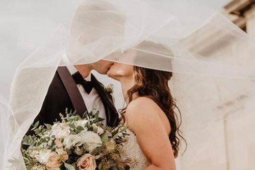 Sau khi phát hiện ra thứ trong hòm đựng phong bì ngày cưới, chồng tôi đột ngột thay đổi thái độ và tỏ ý muốn ly hôn