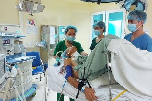 Mổ cắt u thành công cho người bệnh trong tư thế 'nửa nằm, nửa ngồi'