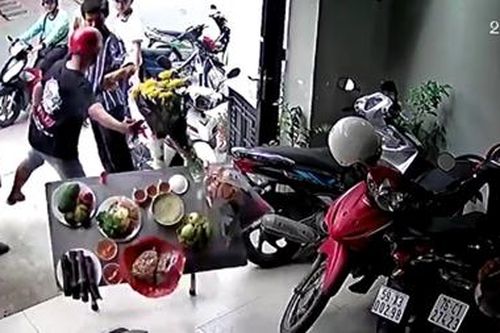 Biến tướng từ việc cúng cô hồn bằng… tiền thật