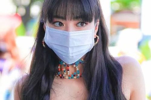 Bức ảnh đeo khẩu trang của YuNa (ITZY) bỗng dưng 'viral' chỉ vì 2 chi tiết này