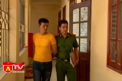 Đi thăm người ốm về 'tiện đường' trộm cắp ắc quy xe ô tô