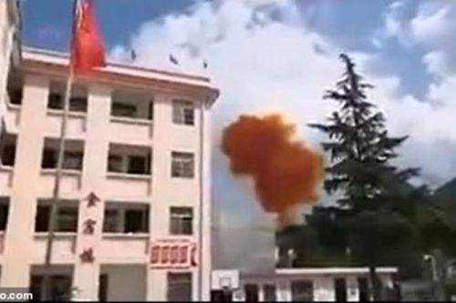 Tên lửa đẩy Trung Quốc rơi xuống thị trấn đông dân, suýt phá tan trường học
