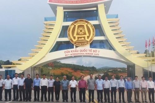 Lễ gắn biển Cửa khẩu quốc tế Bờ Y chào mừng Đại hội Đảng bộ tỉnh lần thứ XVI