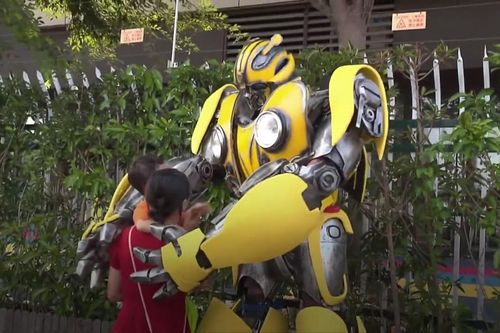 Ngày đầu con đi học, cha hóa trang thành robot Bumblebee
