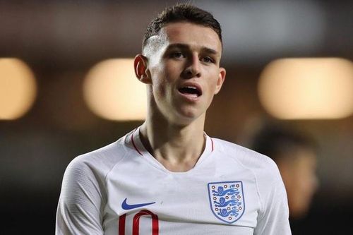 Phil Foden xin lỗi sau vụ đưa 2 cô gái vào khách sạn