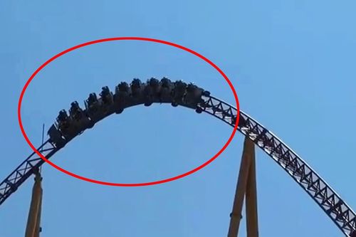Du khách mắc kẹt trên tàu lượn