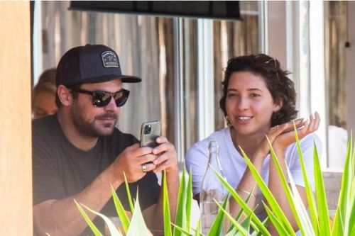 Zac Efron hẹn hò Vanessa Valladares