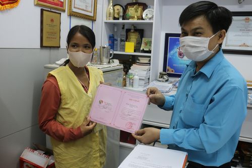 Người bị rắn hổ mang cắn tặng 80 triệu đồng cho bệnh nhân nghèo