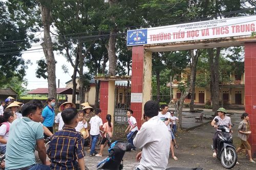 Phản đối sáp nhập trường, hàng trăm phụ huynh không cho con đi học