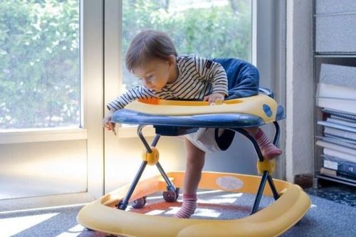 Mối nguy hiểm khi cho trẻ tập đi bằng xe tròn