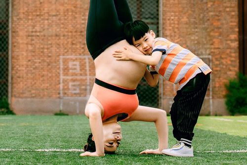 Nữ diễn viên Trung Quốc tập yoga với bụng bầu 8 tháng