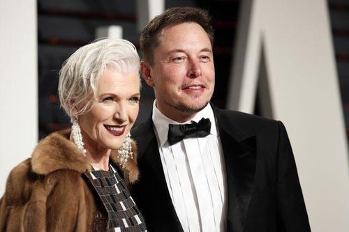 Sách của mẹ Elon Musk đắt khách