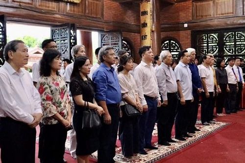 Đoàn công dân, nghệ nhân ưu tú Thủ đô dâng hương tưởng niệm Chủ tịch Hồ Chí Minh