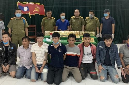 Bắt nhóm 'cửu vạn' cùng 10kg 'đá'