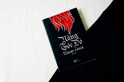 'Nàng tóc đỏ' – Tiểu thuyết về lời tiên tri tự ứng nghiệm