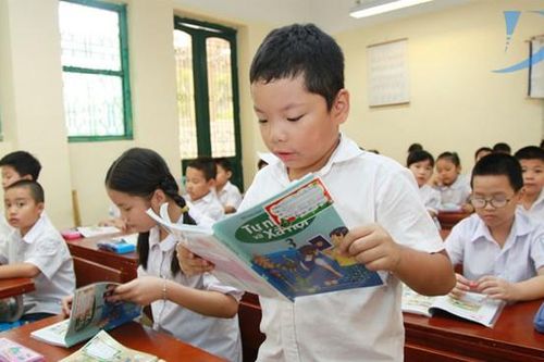 Học sinh tiểu học được tặng danh hiệu học sinh xuất sắc hoặc học sinh tiêu biểu, thư khen
