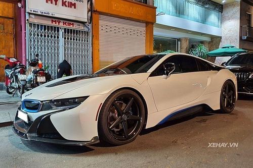 Dân chơi Sài Gòn chi hàng trăm triệu độ siêu xe BMW i8