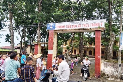 Thanh Hóa: Hàng trăm phụ huynh không cho con đi học để phản ứng sáp nhập trường