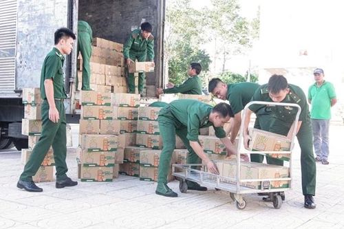 Trao tặng 1.500 thùng nước dinh dưỡng cho cán bộ, chiến sĩ BĐBP và nhân dân khu vực biên giới biển tỉnh Sóc Trăng