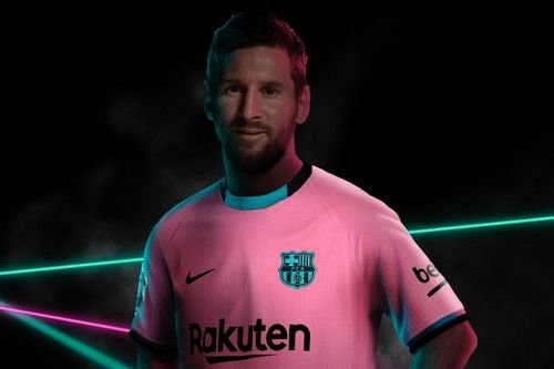 Câu lạc bộ Barca đổi áo mới, Messi gượng cười
