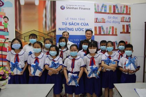 Shinhan Finance trao tặng 'tủ sách của những ước mơ' cho thư viện tỉnh Tiền Giang