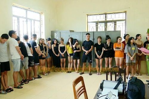 7 cô gái cùng nhóm bạn nam thuê nhà để thác loạn ma túy