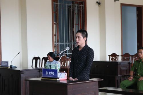 Ghen tuông, cầm dao chém vợ thương tích 54%