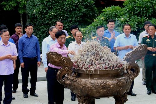 Đoàn công tác PVN dâng hương tưởng niệm Chủ tịch Hồ Chí Minh tại Khu di tích K9