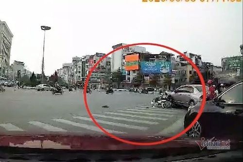 Nữ tài xế đâm học sinh đi xe máy đang dừng đèn đỏ tại Hà Nội