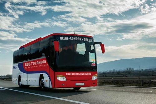 Xếp hàng đăng ký tour du lịch bằng xe buýt dài 70 ngày từ Ấn Độ tới Anh