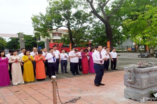 Ban Tổ chức Tỉnh ủy dâng hoa, dâng hương tại Quảng trường Xô Viết Nghệ Tĩnh và Khu di tích Kim Liên