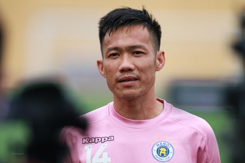 Lê Tấn Tài nói gì khi cùng Văn Hậu trở thành hình mẫu ở V-League?