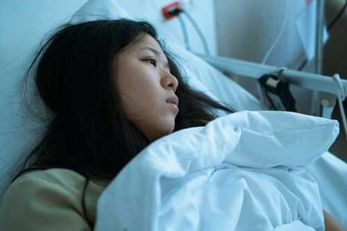 Nói sang nhà hàng xóm học làm bánh, 1 tiếng sau chồng hốt hoảng chạy về van xin tôi cứu