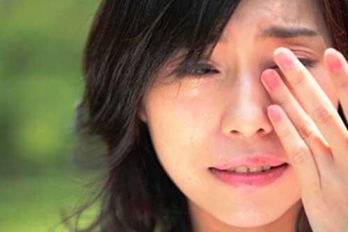Mẹ đẻ vừa cho tôi được 5 triệu, ngay buổi chiều hôm đó đã bị chồng 'tịch thu', tôi đòi thì anh nói lý do khiến tôi uất trào nước mắt