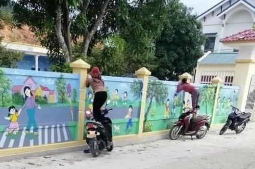 Ngày đầu đưa con đi học mầm non, vừa ra khỏi cổng trường mẹ liền có hành động 'lạ' khiến nhiều người đồng cảm