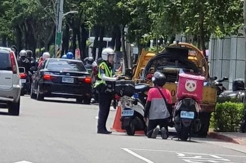 Nam shipper quỳ gối trên đường phố, nguyên nhân phía sau khiến nhiều người bất ngờ