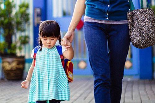 Mẹ khoe con đi học mẫu giáo không hề khóc, chuyên gia nói điều đó không tốt