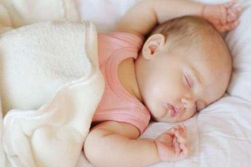 Những cách đánh thức trẻ sơ sinh dậy bú an toàn