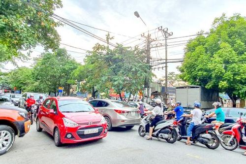 Giao thông lộn xộn tại các cổng trường học