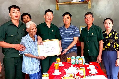Trao kinh phí hỗ trợ xây dựng nhà 'Nghĩa tình đồng đội'