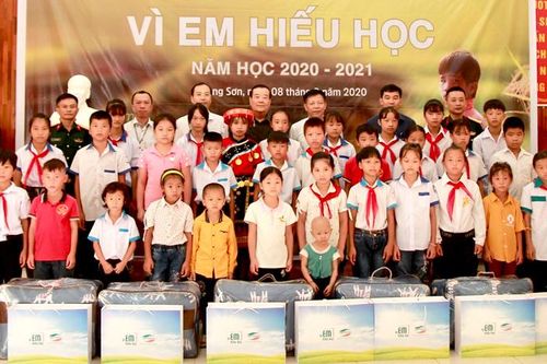 Viettel Tuyên Quang trao 630 suất học bổng 'Vì em hiếu học' năm học 2020-2021