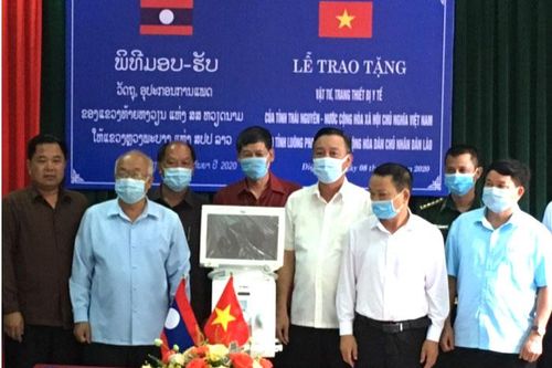 Hỗ trợ vật tư, trang thiết bị y tế cho tỉnh Luông Pha Băng