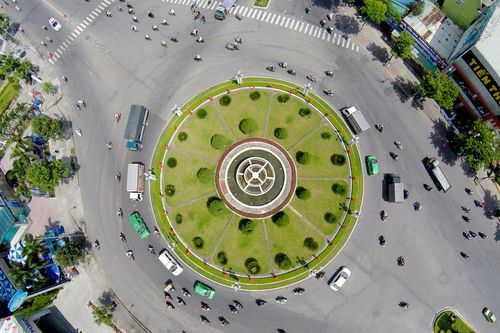 Có cần bật xi-nhan khi đi qua vòng xuyến không?