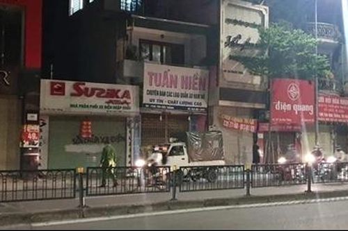 Vây bắt đối tượng bạo hành con gái lẩn trốn trên phố Tôn Đức Thắng