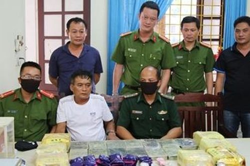 Chôn giấu 13 bánh heroin, 7kg ma túy đá trong vườn