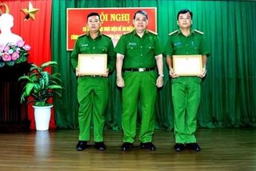 Khen thưởng 2 cán bộ Công an bắt kẻ trộm mai kiểng