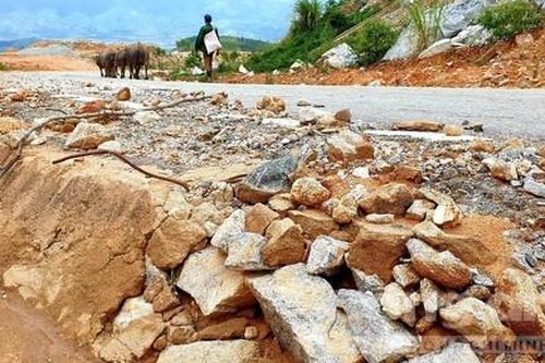 Đường gần 550 tỷ đồng hoàn thành hơn 4 năm, gần như bỏ hoang