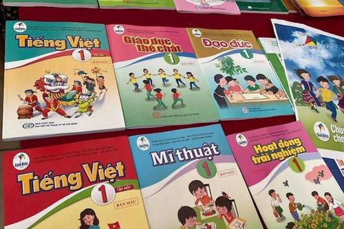 Nhập nhèm sách giáo khoa kèm sách bổ trợ: 'Đừng lợi dụng niềm tin để trục lợi'